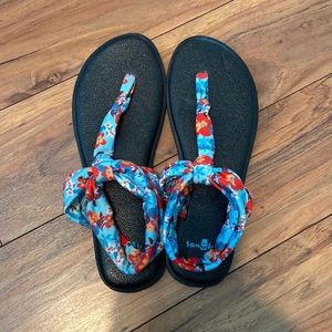 Sanuk floral yoga mat sandals